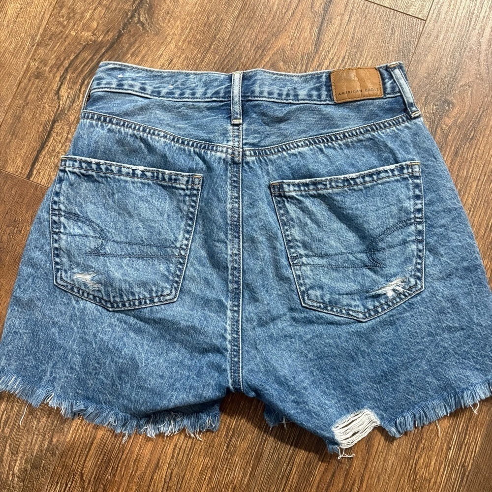 American Eagle 90’s boyfriend ripped Jean shorts - Picture 4 of 4